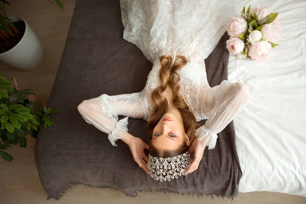 Mooie Jonge Vrouw Witte Jurk Het Bed — Stockfoto