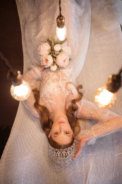 Çiçek Buketi Olan Beyaz Elbiseli Güzel Genç Bir Kadın — Stok fotoğraf