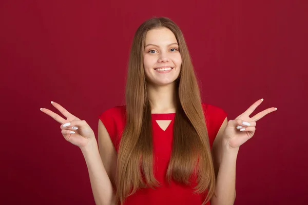 Портрет Красивої Молодої Жінки Червоному Тлі Жестом Рук — стокове фото