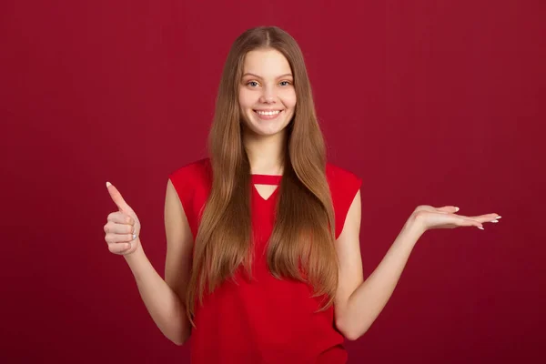 Porträtt Vacker Ung Kvinna Röd Bakgrund Med Handgest — Stockfoto