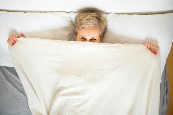 Mooie Oudere Vrouw Pyjama Ligt Het Bed — Stockfoto