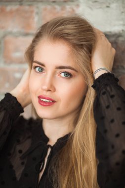 Makyajlı ve saçları olan güzel bir kadın.