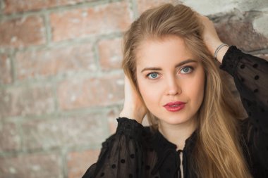 Makyajlı ve saçları olan güzel bir kadın.