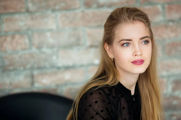 Vacker Ung Kvinna Med Makeup Och Hennes Hår — Stockfoto