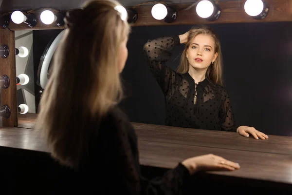 Güzel Genç Bir Kadın Makyajlı Saçı Aynanın Yansımasında — Stok fotoğraf