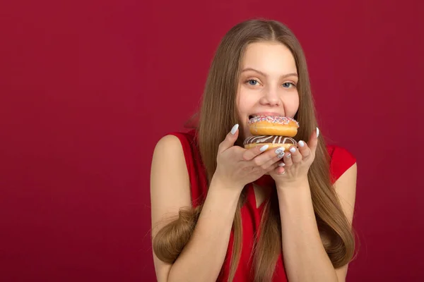 Beautiful Young Woman Her Hair Red Background Donuts — Stock Photo, Image