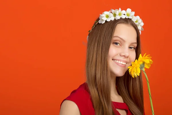 Beautiful Young Woman Wreath Her Head Flower Her Hands — Stock Photo, Image