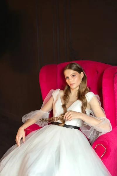 Gelinlik Giymiş Güzel Bir Genç Kadının Portresi — Stok fotoğraf