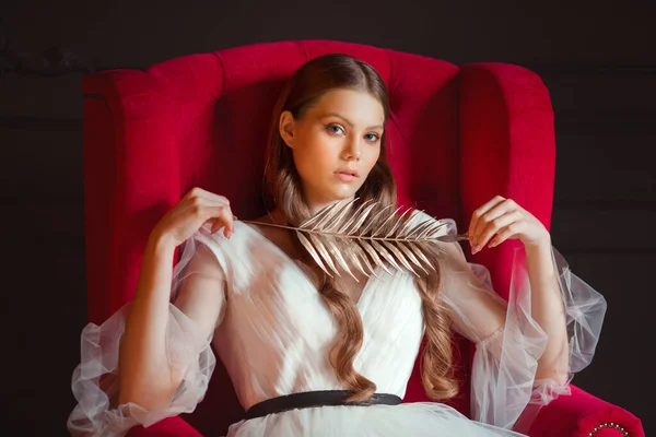 Retrato Uma Bela Jovem Com Maquiagem Vestido Noiva — Fotografia de Stock