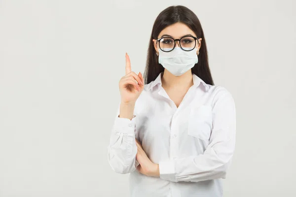 Junge Frau Mit Medizinischer Gesichtsmaske Auf Weißem Hintergrund — Stockfoto