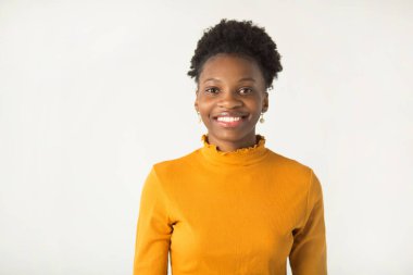 Beyaz arka planda güzel bir Afrikalı kadın.