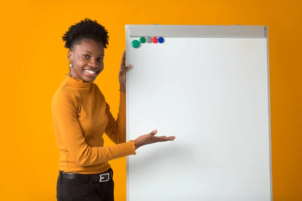 Sarı arka planda güzel bir Afrikalı kadın.