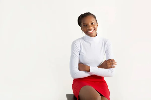 Mooie Jonge Afrikaanse Vrouw Witte Achtergrond — Stockfoto