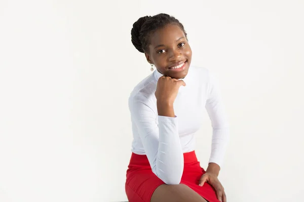 Vacker Ung Afrikansk Kvinna Vit Bakgrund — Stockfoto