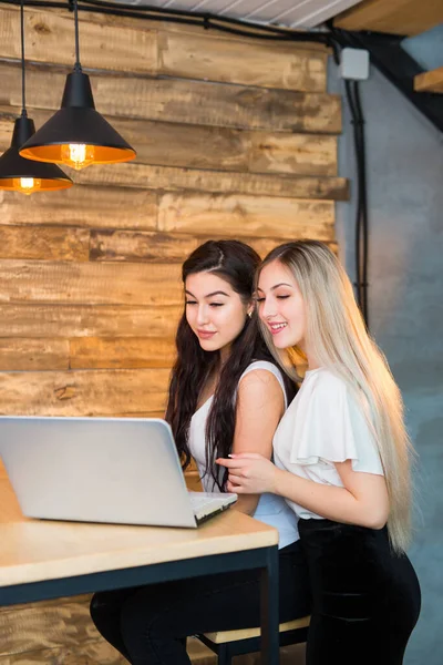 Deux Belles Jeunes Femmes Sont Assises Une Table Avec Ordinateur — Photo