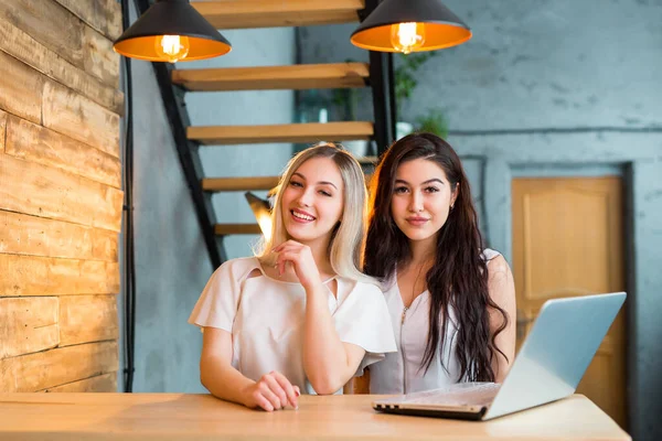 Dos Hermosas Mujeres Jóvenes Están Sentadas Una Mesa Con Ordenador —  Fotos de Stock