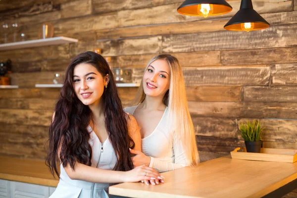 Две Красивые Молодые Женщины Сидят Столом — стоковое фото