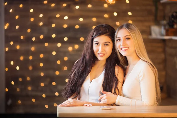 Dvě Krásné Mladé Ženy Sedí Stolu — Stock fotografie