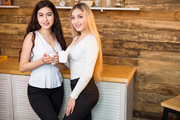 Дві Красиві Молоді Жінки Чашками — стокове фото
