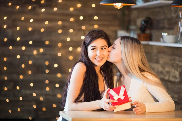 Zwei Schöne Junge Frauen Sitzen Tisch — Stockfoto