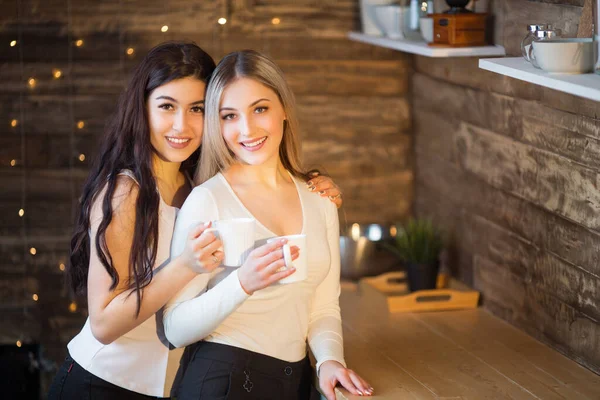 Twee Mooie Jonge Vrouwen Met Mokken — Stockfoto