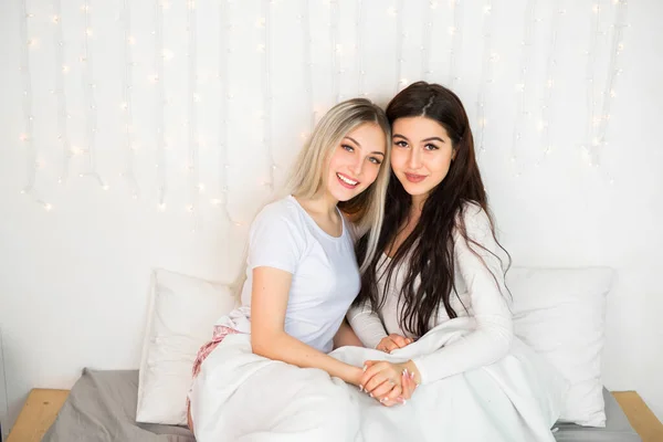 Дві Красиві Молоді Жінки Ліжку — стокове фото