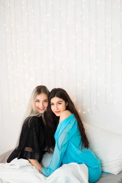 Dvě Krásné Mladé Ženy Vlasy Ložnici — Stock fotografie