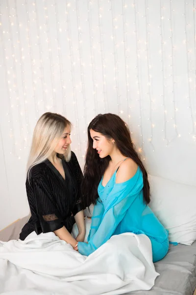 Dwie Piękne Młode Kobiety Włosami Sypialni — Zdjęcie stockowe