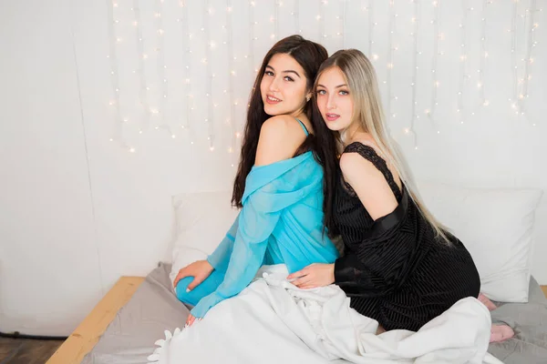 Deux Belles Jeunes Femmes Avec Ses Cheveux Dans Chambre — Photo