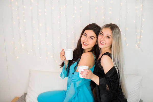 Zwei Schöne Junge Frauen Mit Ihren Haaren Schlafzimmer — Stockfoto