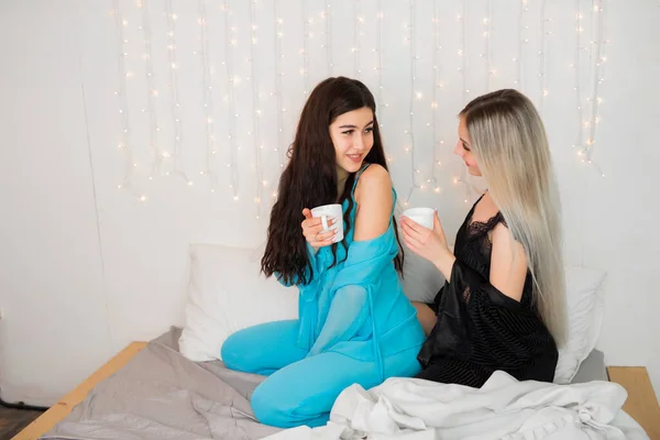 Dos Hermosas Mujeres Jóvenes Con Pelo Dormitorio —  Fotos de Stock