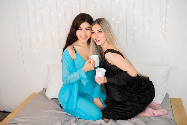 Dos Hermosas Mujeres Jóvenes Con Pelo Dormitorio —  Fotos de Stock