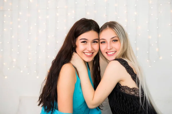 Twee Mooie Jonge Vrouwen Met Haar Haar Slaapkamer — Stockfoto