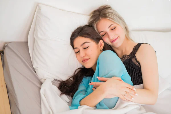 Zwei Schöne Junge Frauen Schlafzimmer Auf Dem Bett — Stockfoto