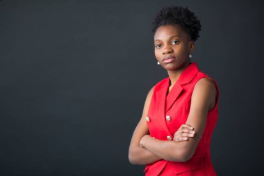 Siyah arka planda güzel bir Afrikalı kadın.