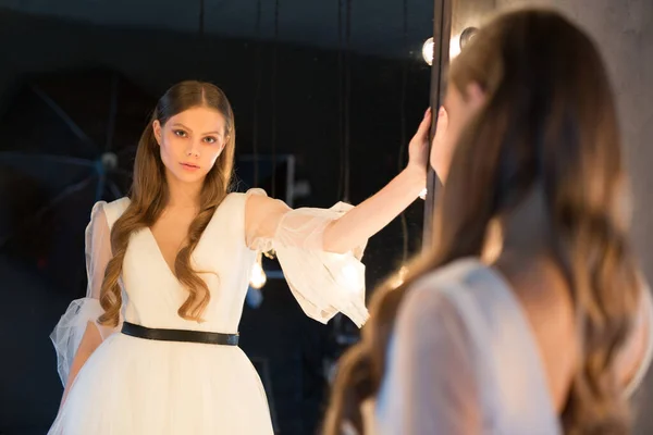 Beyaz Gelinlik Içinde Güzel Bir Kadın Aynanın Yanında — Stok fotoğraf
