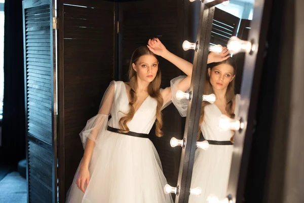 Beyaz Gelinlik Içinde Güzel Bir Kadın Aynanın Yanında — Stok fotoğraf