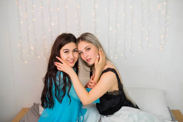 Deux Belles Jeunes Femmes Dans Chambre Sur Lit — Photo