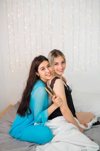 Дві Красиві Молоді Жінки Спальні Ліжку — стокове фото