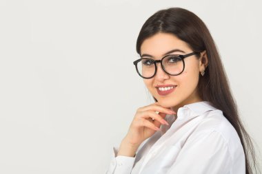  Beyaz arka planda gözlüklü güzel bir genç kadın.