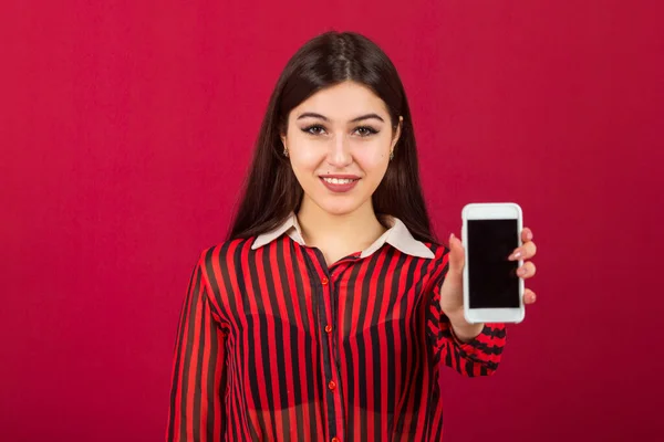 Красива Молода Жінка Телефоном Червоному Тлі — стокове фото
