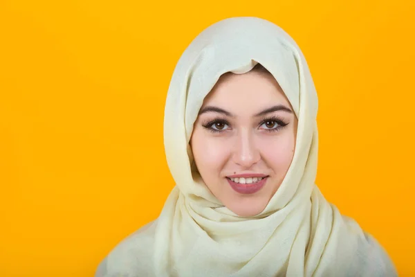 Красива Молода Жінка Мусульманській Шальці Жовтому Фоні — стокове фото