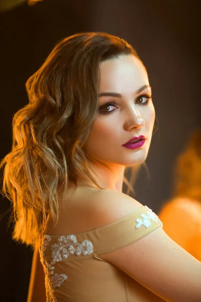 Bela Jovem Mulher Casamento Vestido Branco Dentro Casa — Fotografia de Stock