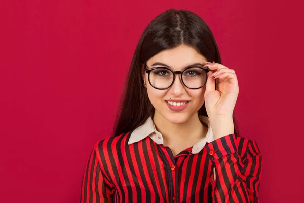 Hermosa Joven Con Maquillaje Traje Rojo Sobre Fondo Rojo — Foto de Stock