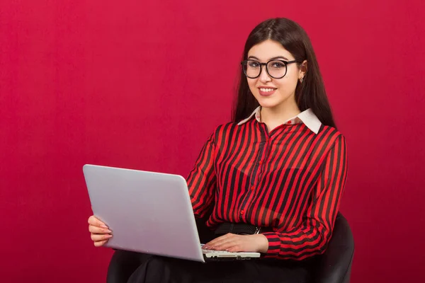 Hermosa Joven Con Maquillaje Traje Rojo Sobre Fondo Rojo Con — Foto de Stock