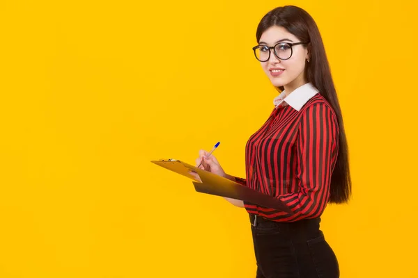 Hermosa Joven Con Una Carpeta Las Manos Sobre Fondo Amarillo — Foto de Stock