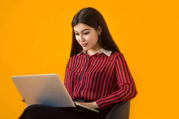 Hermosa Mujer Joven Con Portátil Sobre Fondo Amarillo — Foto de Stock