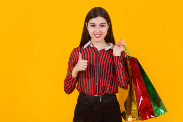 Bela Jovem Com Pacotes Mãos Fundo Amarelo — Fotografia de Stock