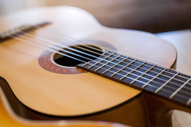  Güzel ahşap akustik gitar. Yakın plan.