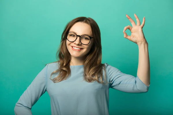 Vacker Ung Kvinna Klänning Grön Bakgrund Med Handen Gest — Stockfoto